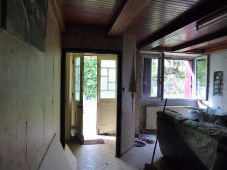 Entrée-séjour et son beau lambris !