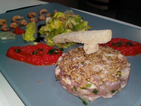 Tartare de thon au sésame et coulis de poivrons