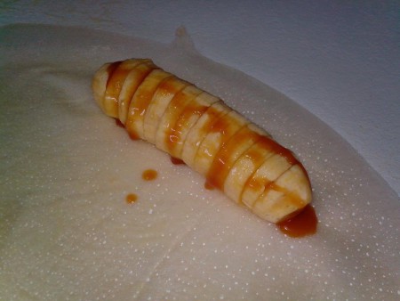 Nem de banane au caramel beurre salé et coulis d'orange en feuille de brique
